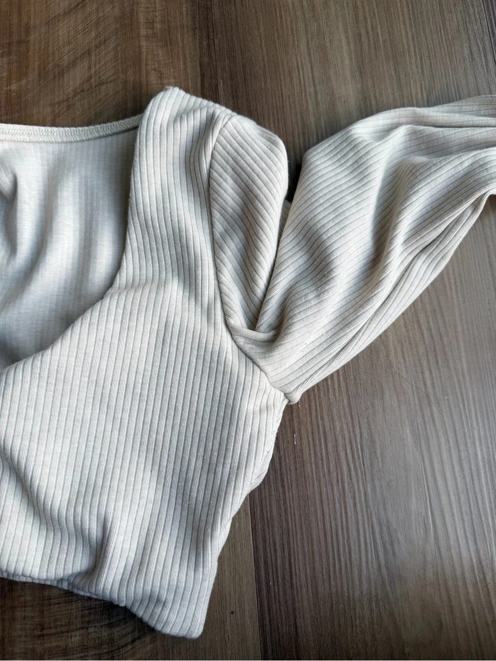 ALO Sand Ribbed Long Sleeve Crop Top with Built-In Bra 🤎✨